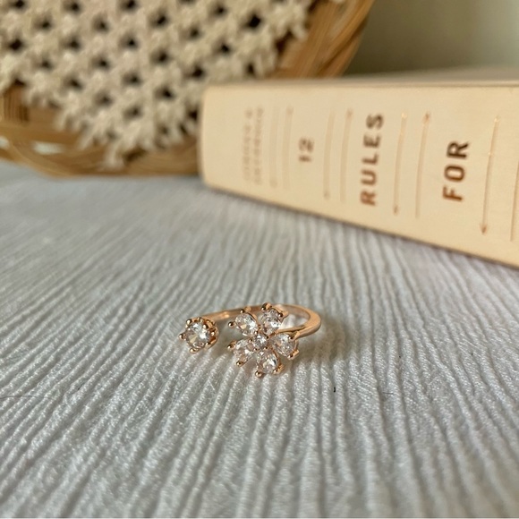 Vintage “April” Rosegold Rhinestone Floral Adjustable Ring Daisy Femme Classic - Picture 4 of 9